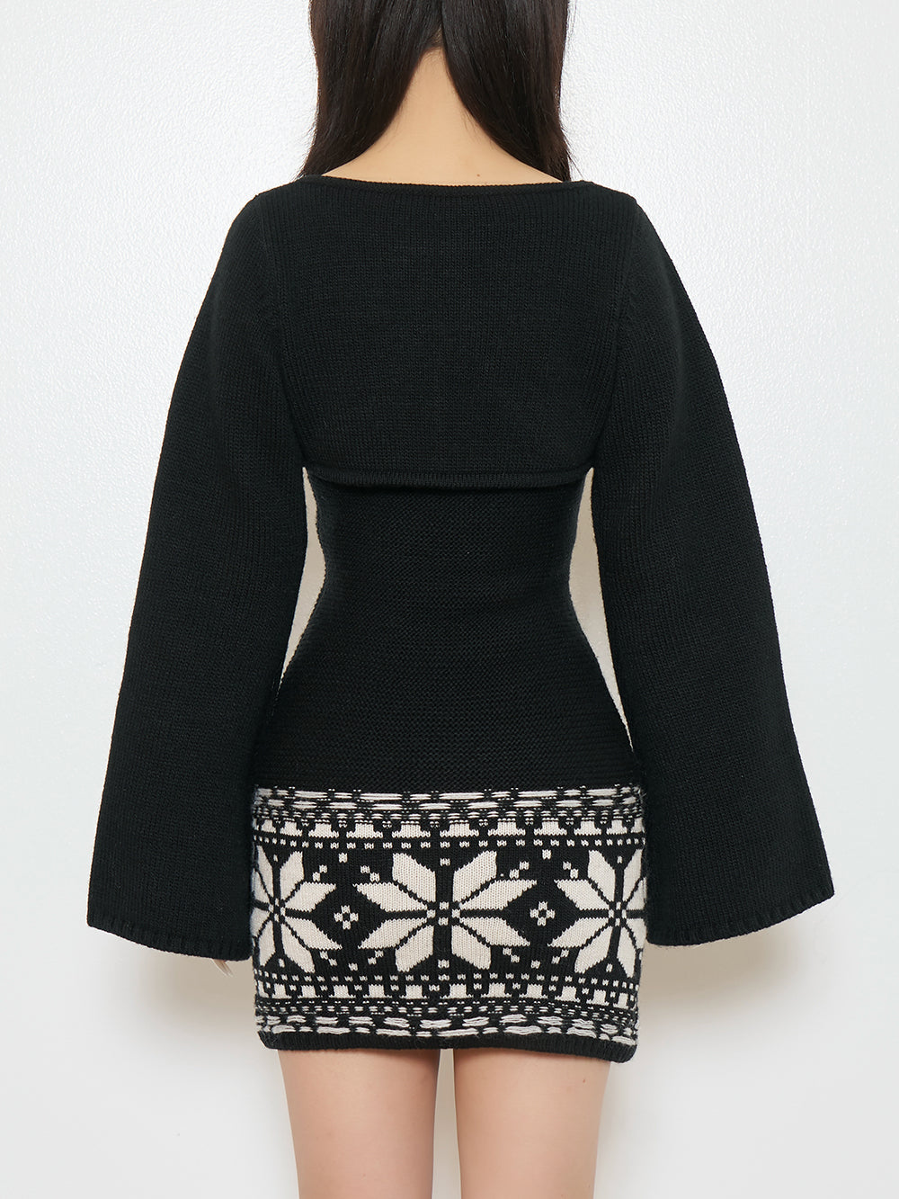 モデル：158cm（着用サイズ：FREE　着用カラー：BLK）