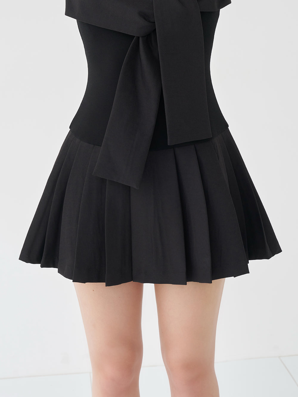 モデル：158cm（着用サイズ：FREE　着用カラー：BLK）