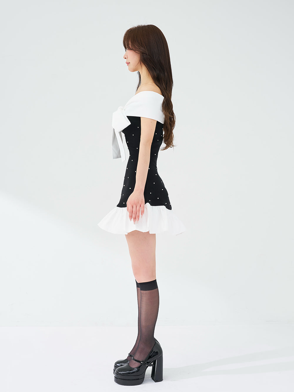 パールビジューオフショルフリルニットミニワンピース