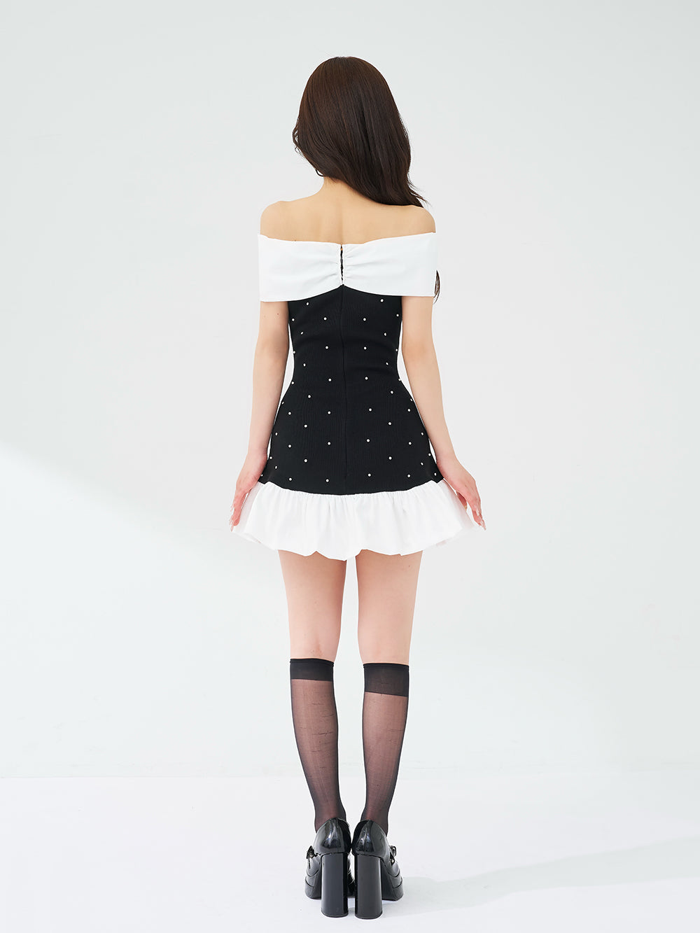 パールビジューオフショルフリルニットミニワンピース