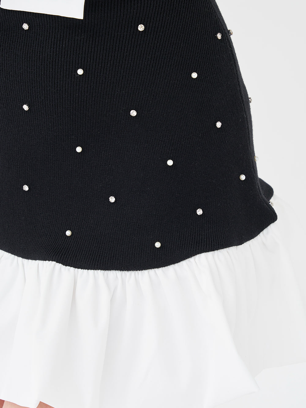 パールビジューオフショルフリルニットミニワンピース