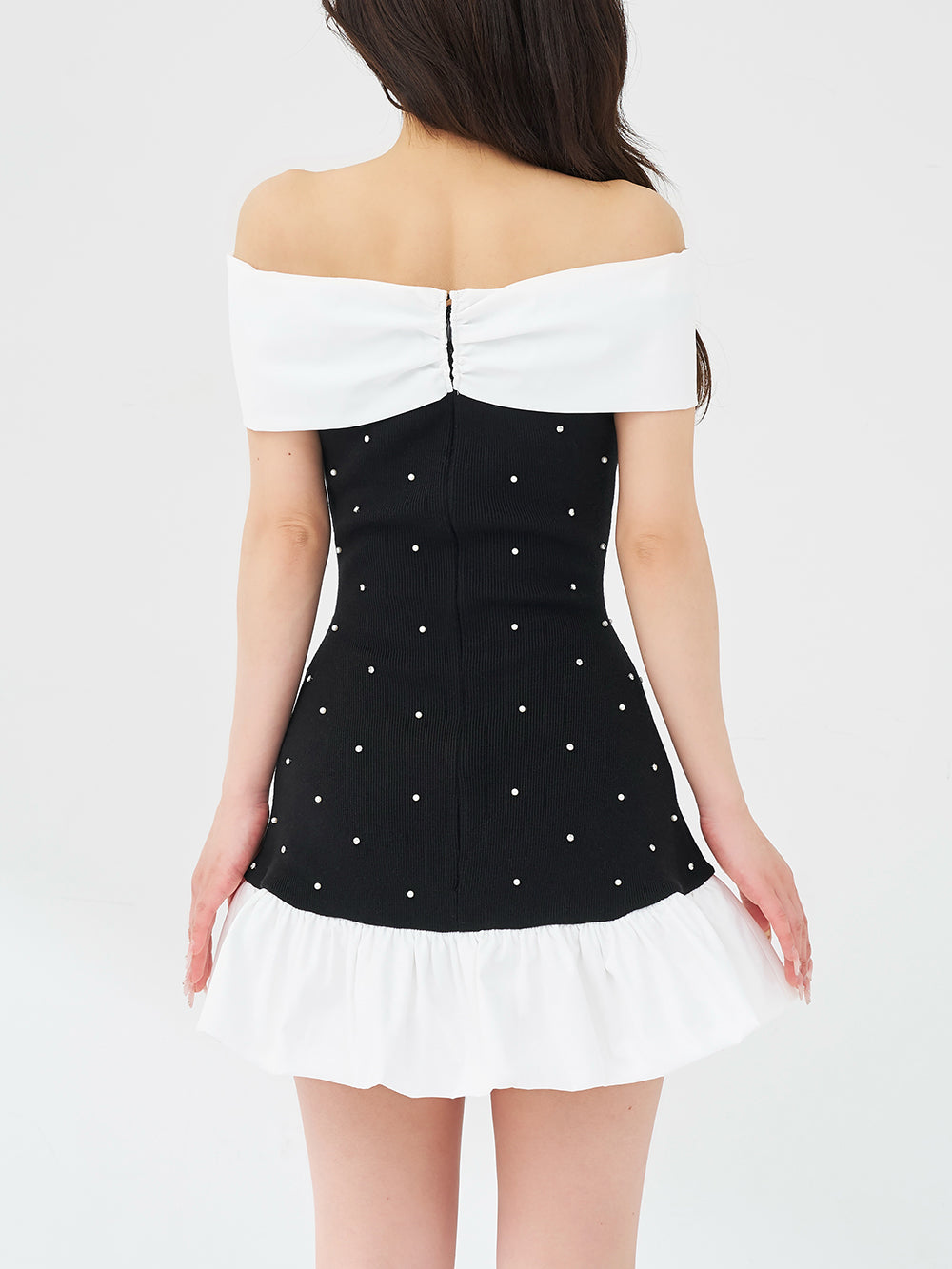 パールビジューオフショルフリルニットミニワンピース