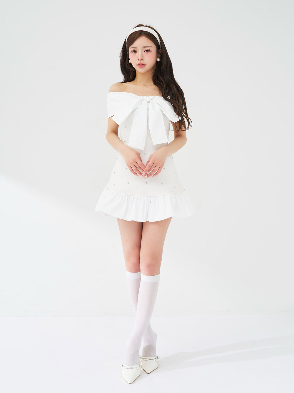パールビジューオフショルフリルニットミニワンピース