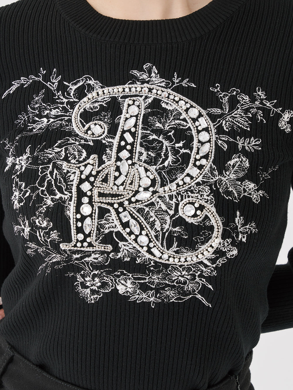 モデル：158cm（着用サイズ：FREE　着用カラー：BLK）