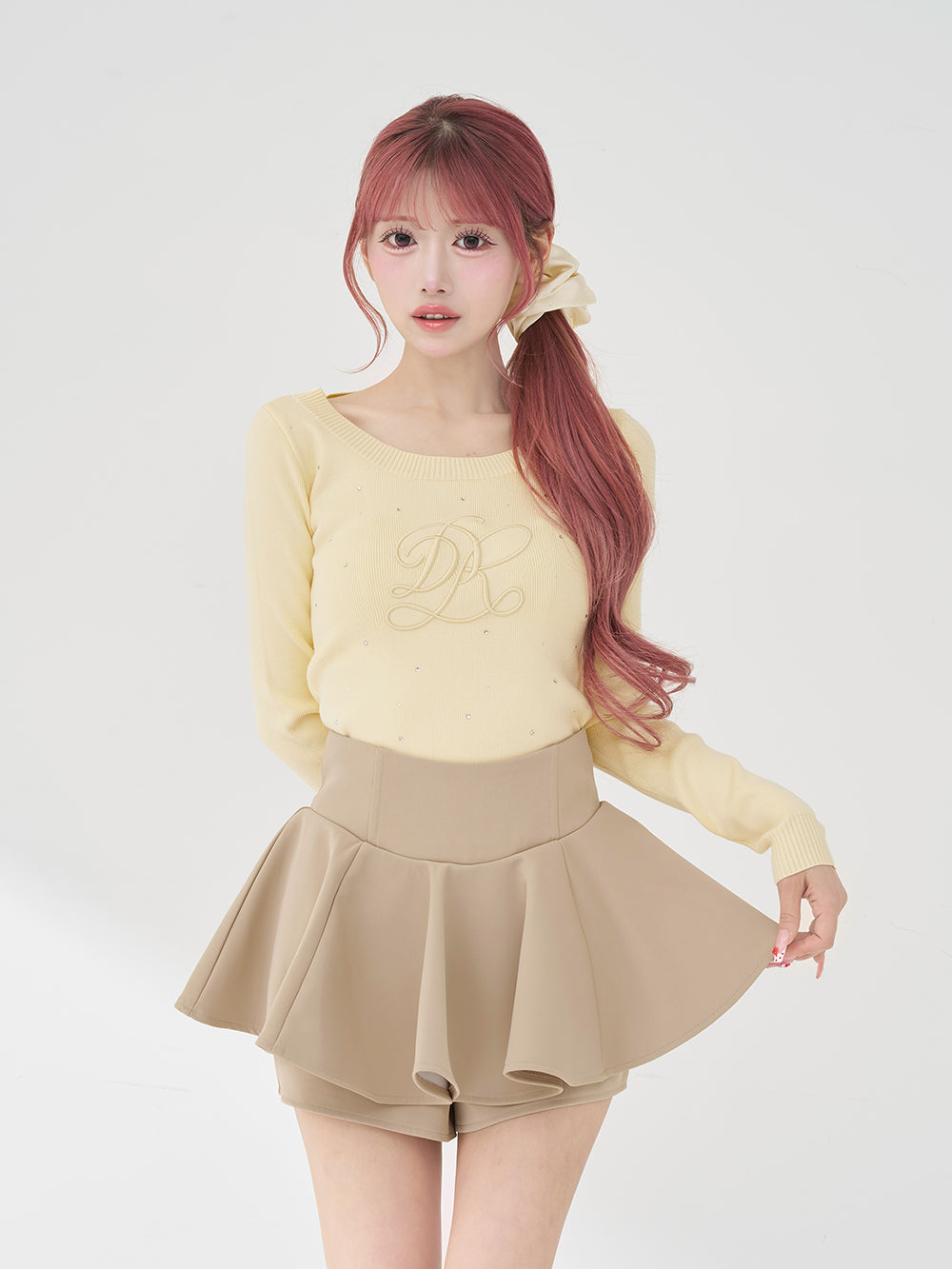 エンブロイダリーシグネチャーDRビジューニットトップス - yel