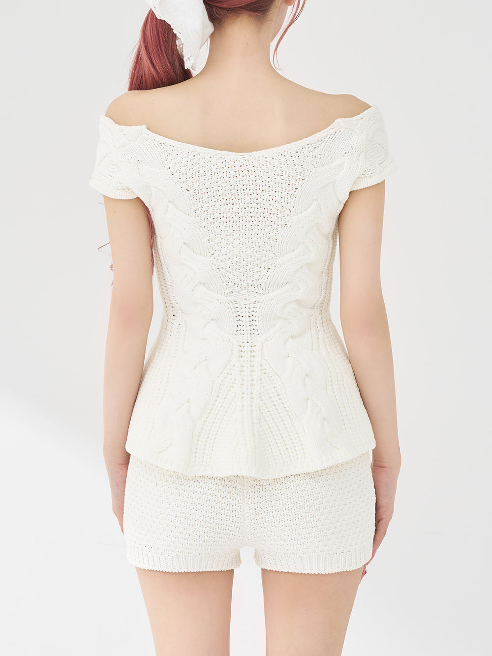 オフショルケーブルニットセットアップ