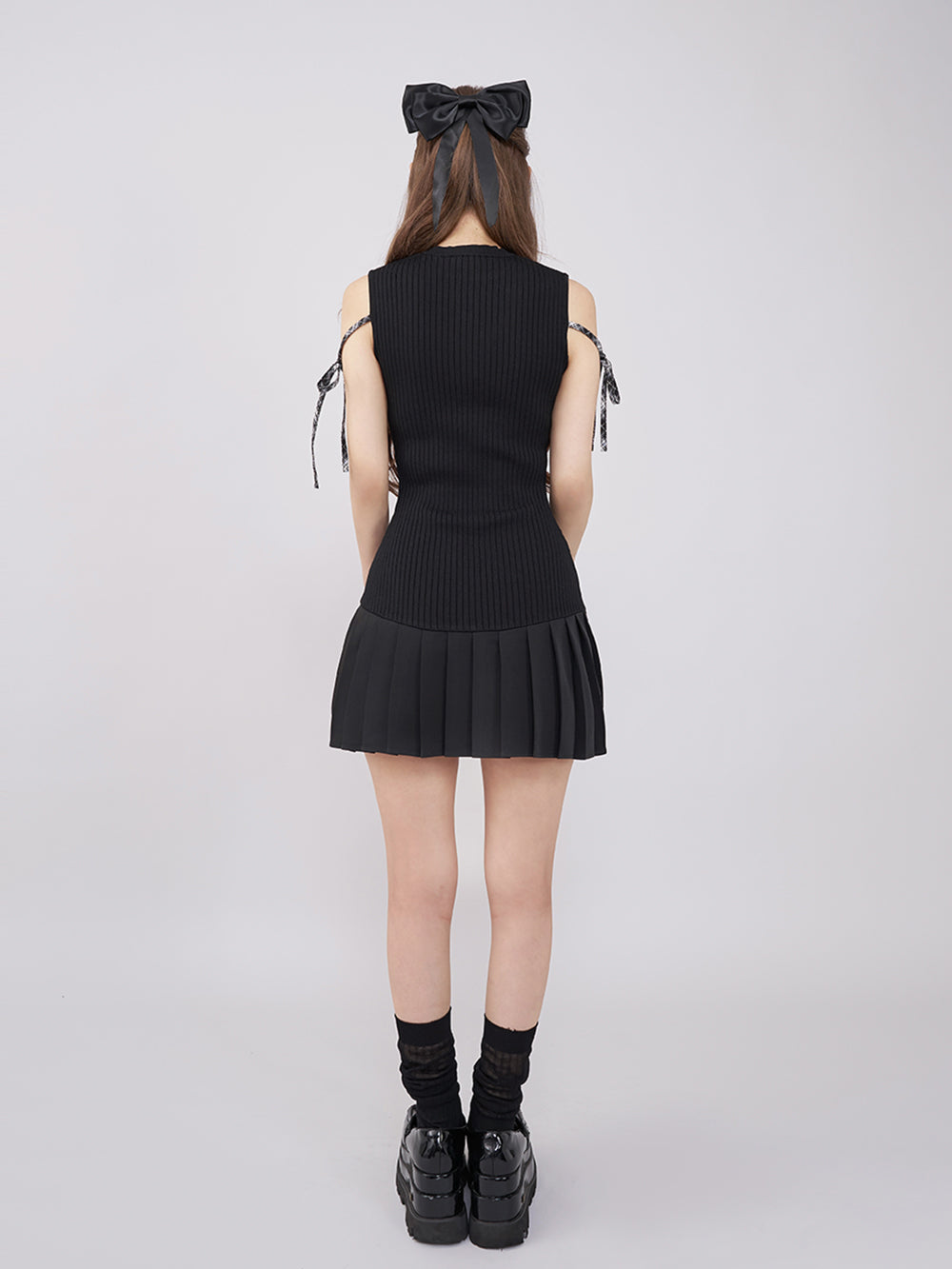 モデル：158cm（着用サイズ：FREE　着用カラー：BLK)