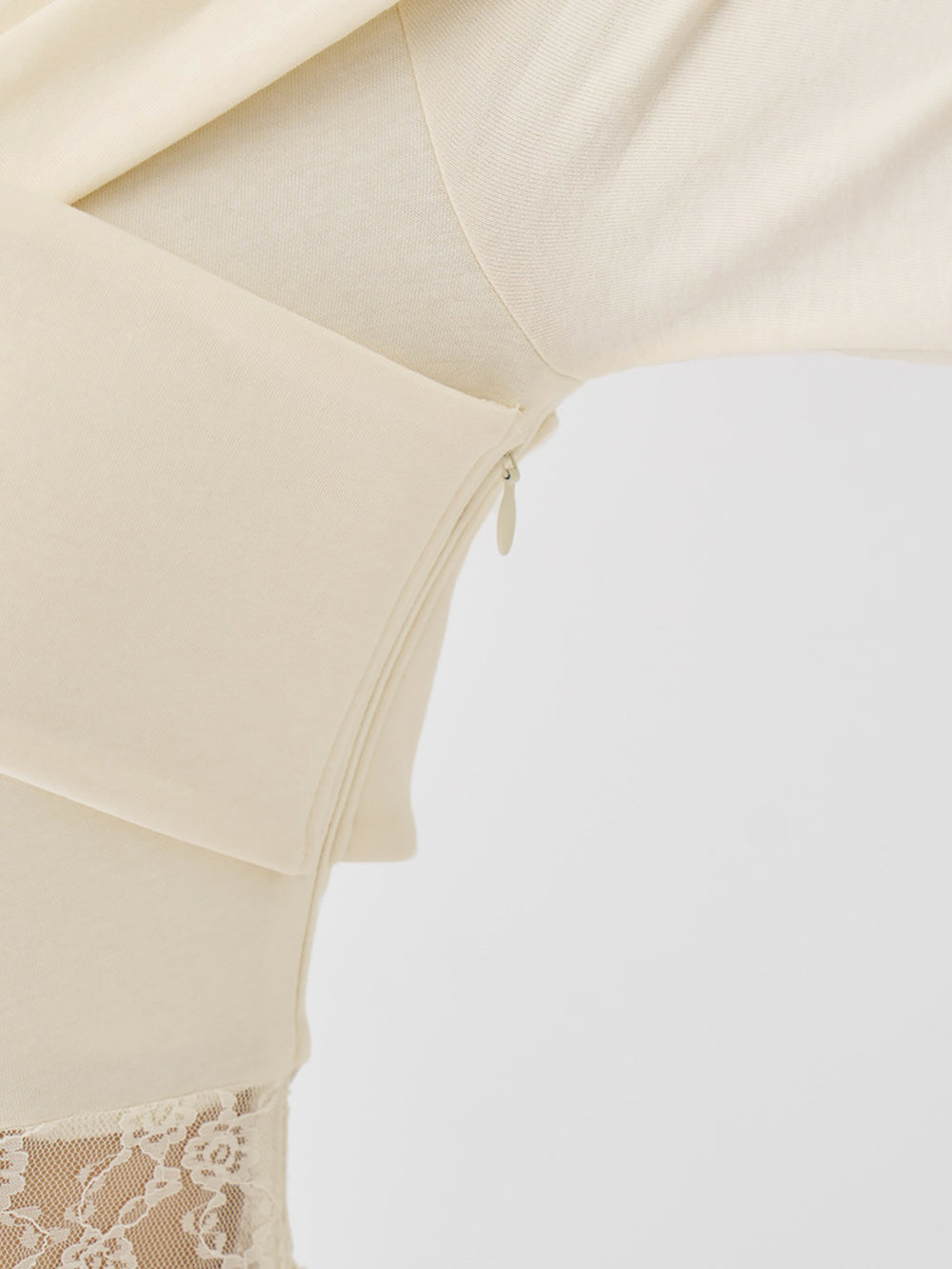 モデル：158cm（着用サイズ：FREE　着用カラー：IVO）