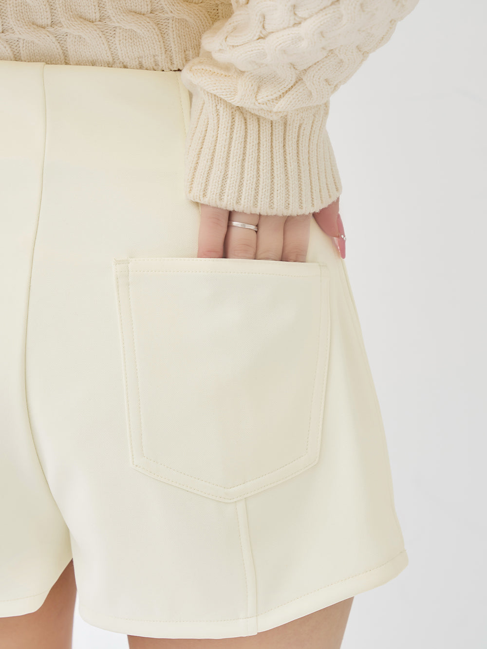 モデル：158cm（着用サイズ：S　着用カラー：IVO）