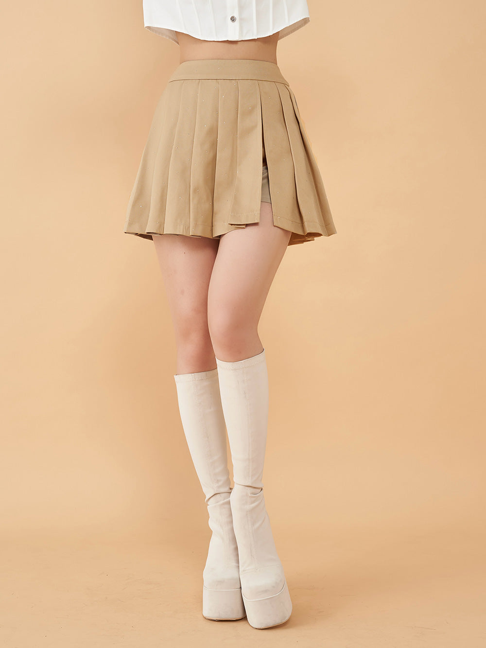 プリーツラップスタッズショートパンツ - beg