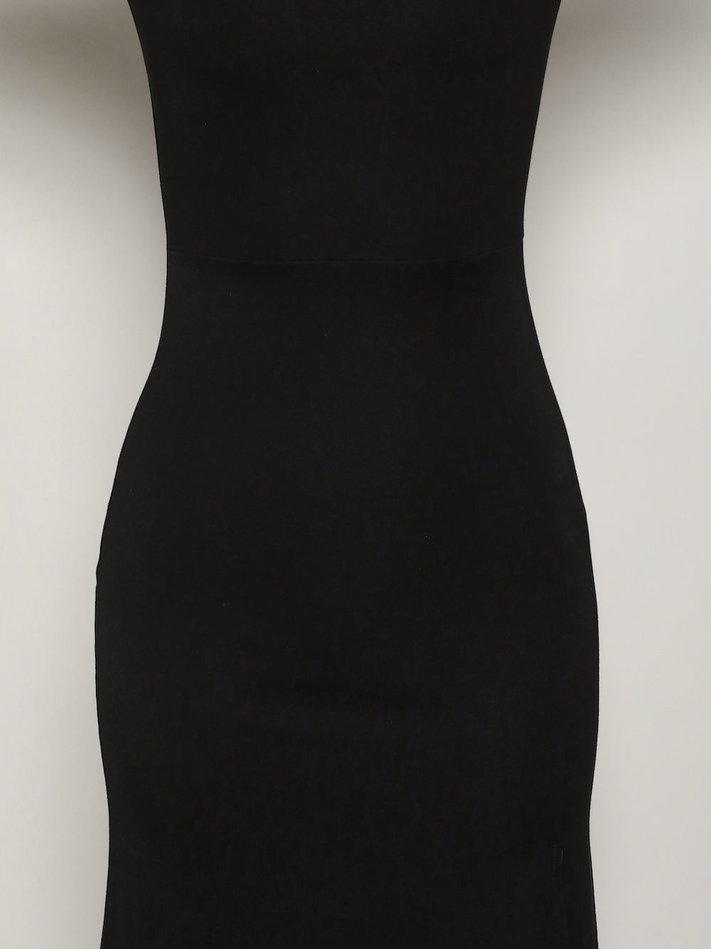 モデル：158cm（着用サイズ：FREE　着用カラー：BLK）