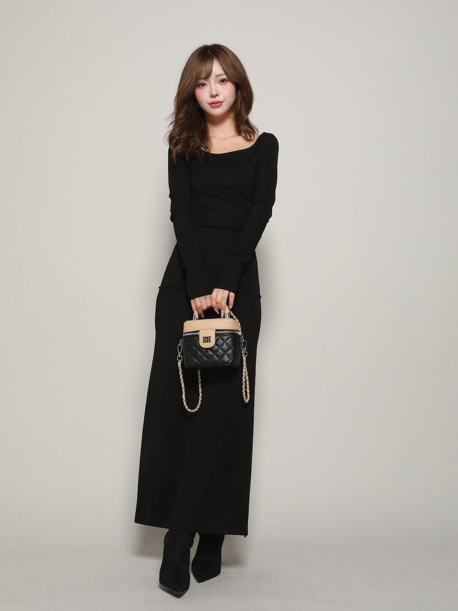 モデル：158cm（着用サイズ：FREE　着用カラー：BLK）