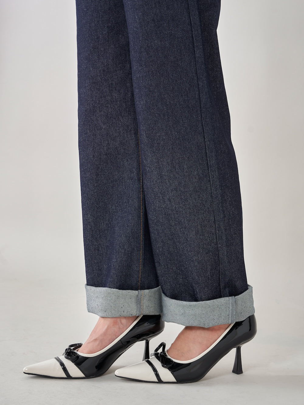 バックデザインストレートデニムパンツ