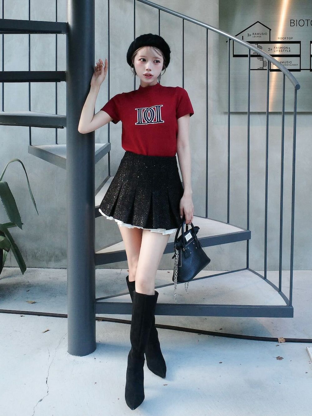 モデル：155cm（着用サイズ：FREE　着用カラー：RED）