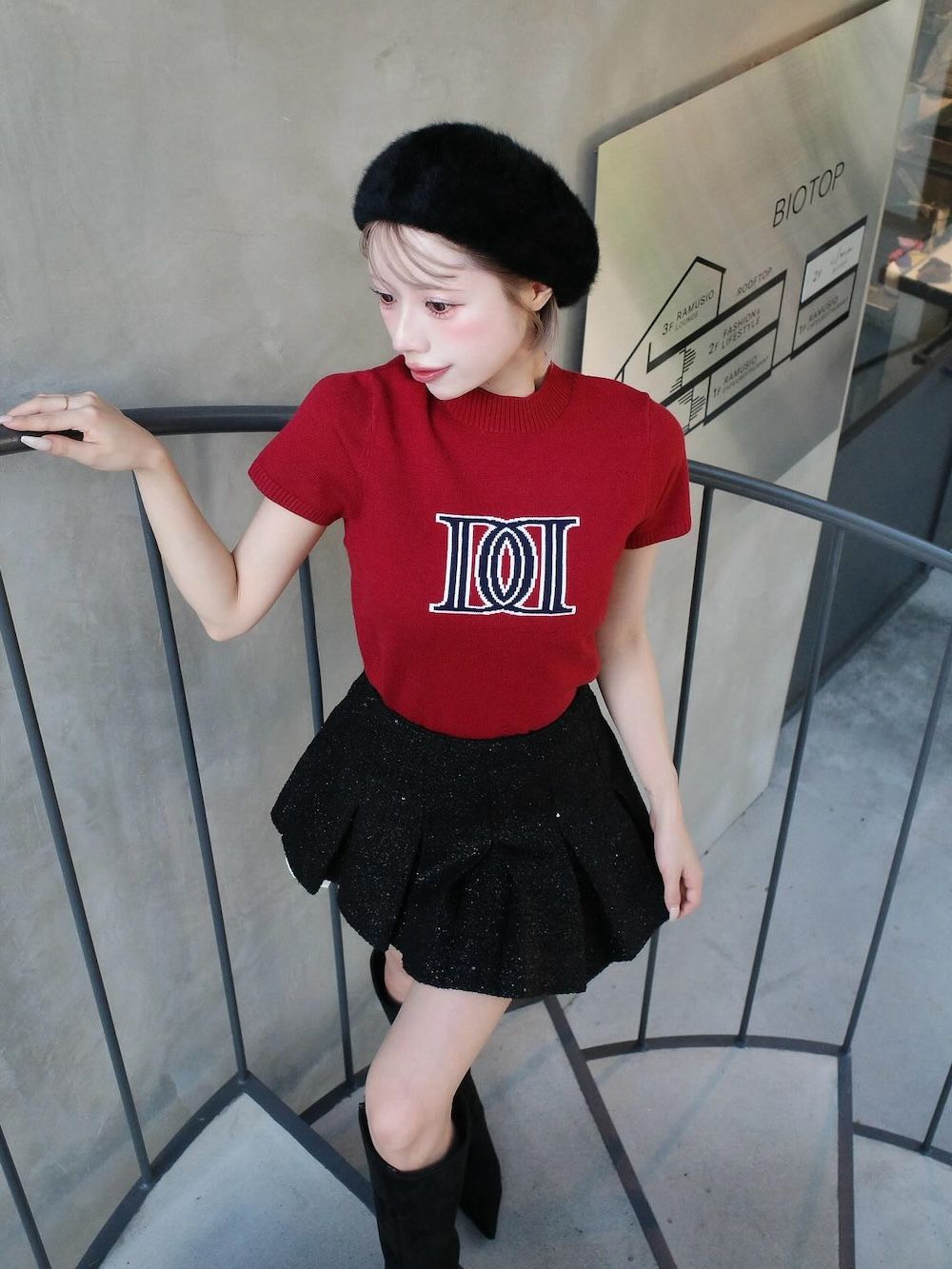 モデル：155cm（着用サイズ：FREE　着用カラー：RED）