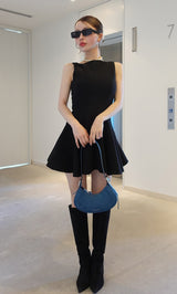 モデル：156cm（着用サイズ：FREE　着用カラー：BLK）