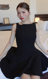 モデル：156cm（着用サイズ：FREE　着用カラー：BLK）