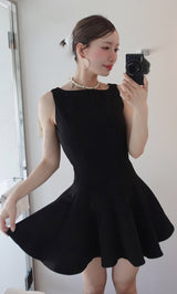 モデル：156cm（着用サイズ：FREE　着用カラー：BLK）