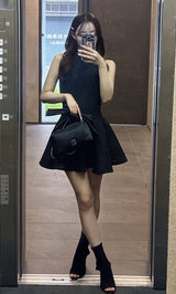 モデル：156cm（着用サイズ：FREE　着用カラー：BLK）