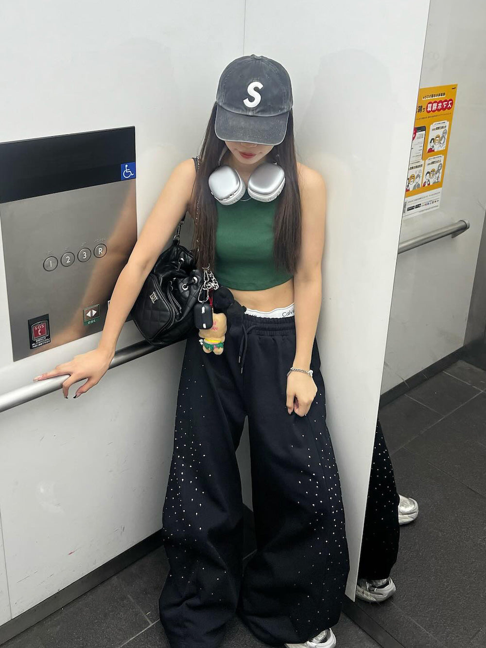 シャイニーバレルスウェットパンツ