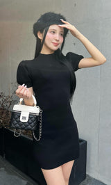 モデル：155cm（着用サイズ：FREE　着用カラー：BLK）