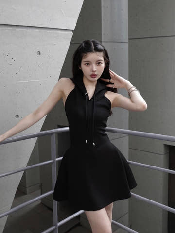 モデル：160cm（着用サイズ：FREE　着用カラー：BLK）