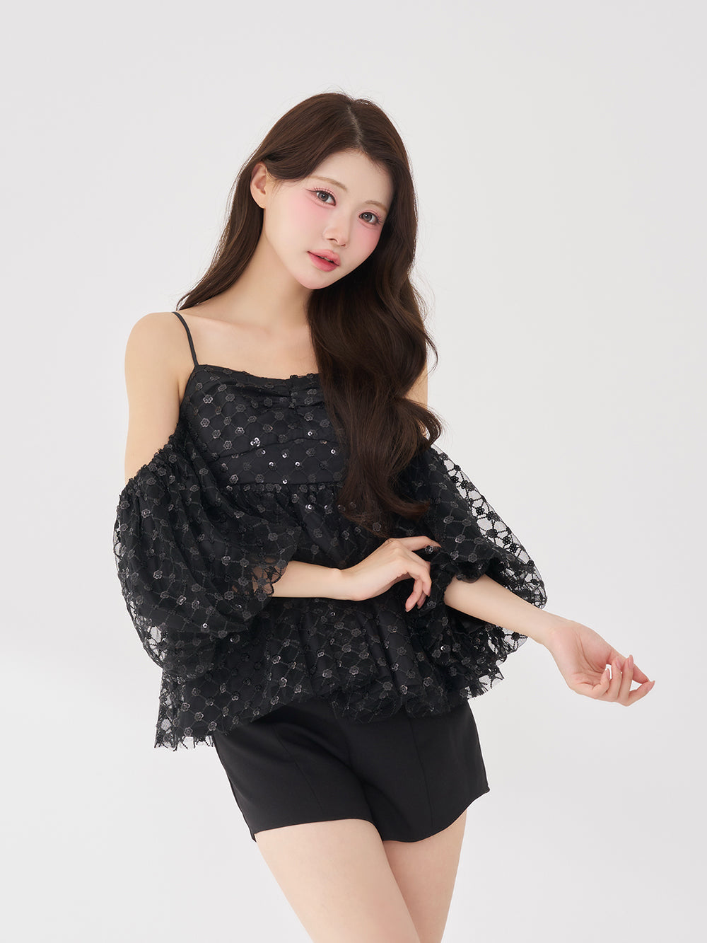 モデル：164cm（着用サイズ：FREE　着用カラー：BLK）