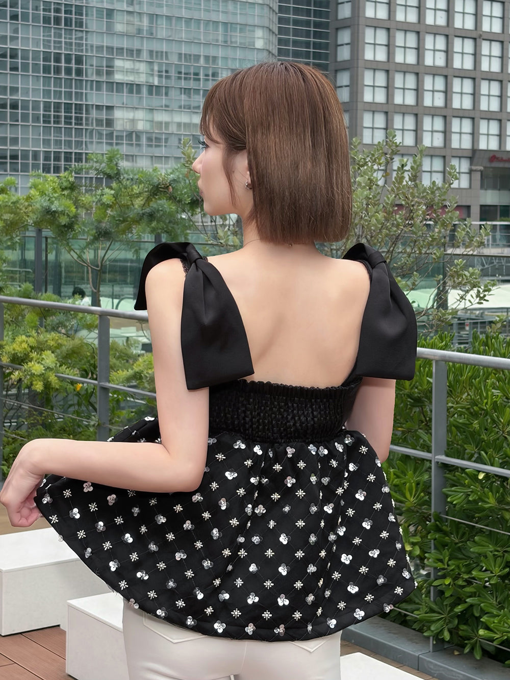 モデル：158cm（着用サイズ：FREE　着用カラー：BLK）
