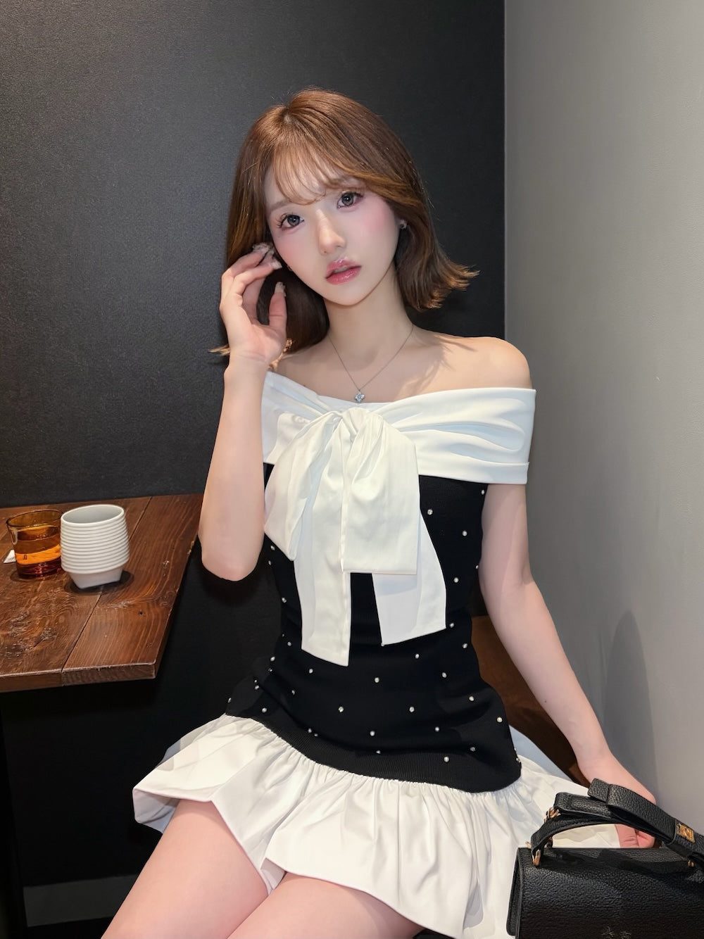 パールビジューオフショルフリルニットミニワンピース