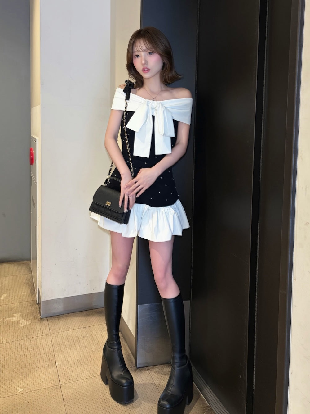 パールビジューオフショルフリルニットミニワンピース