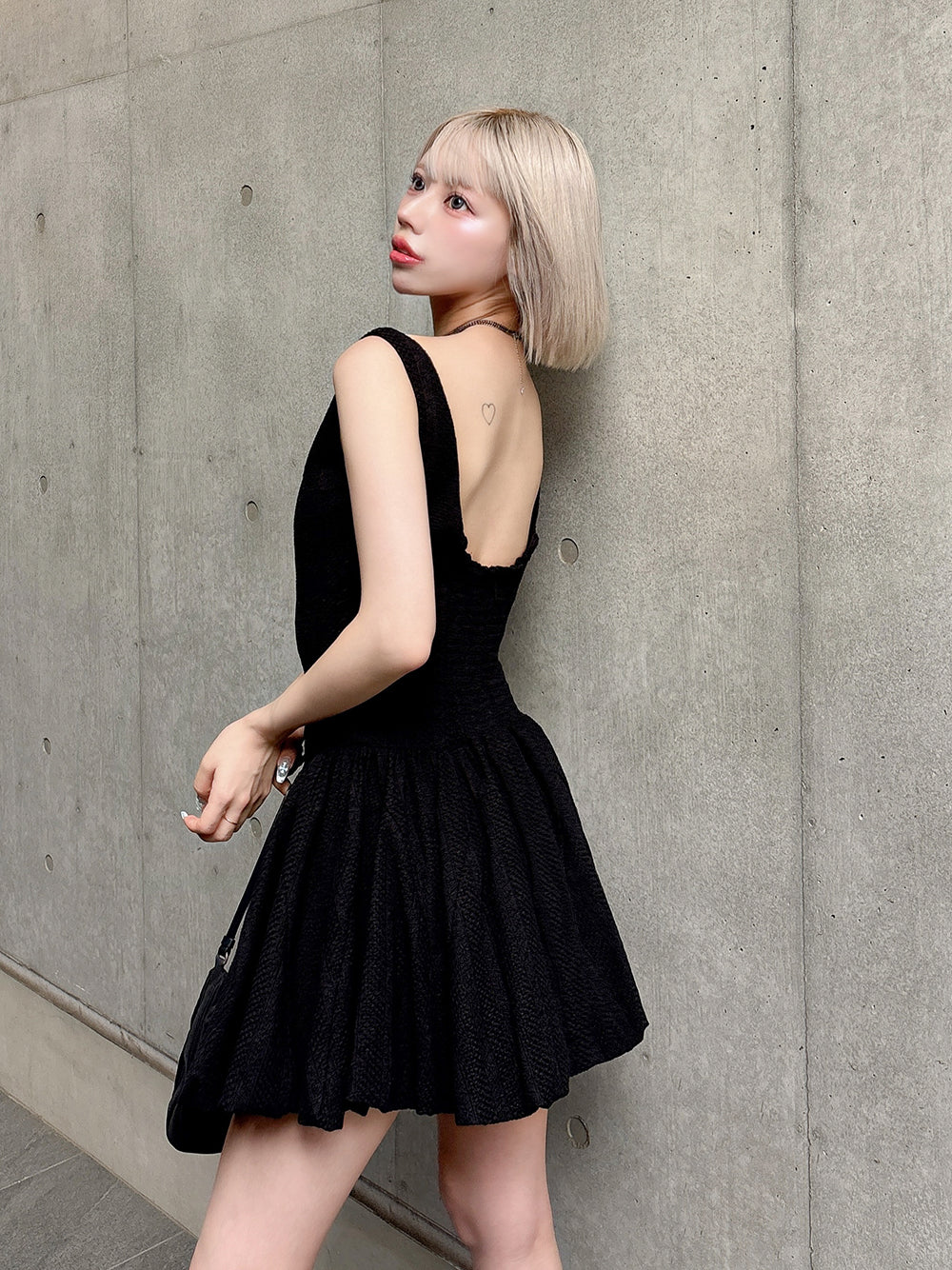 モデル：155cm（着用サイズ：FREE　着用カラー：BLK）
