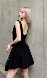 モデル：155cm（着用サイズ：FREE　着用カラー：BLK）
