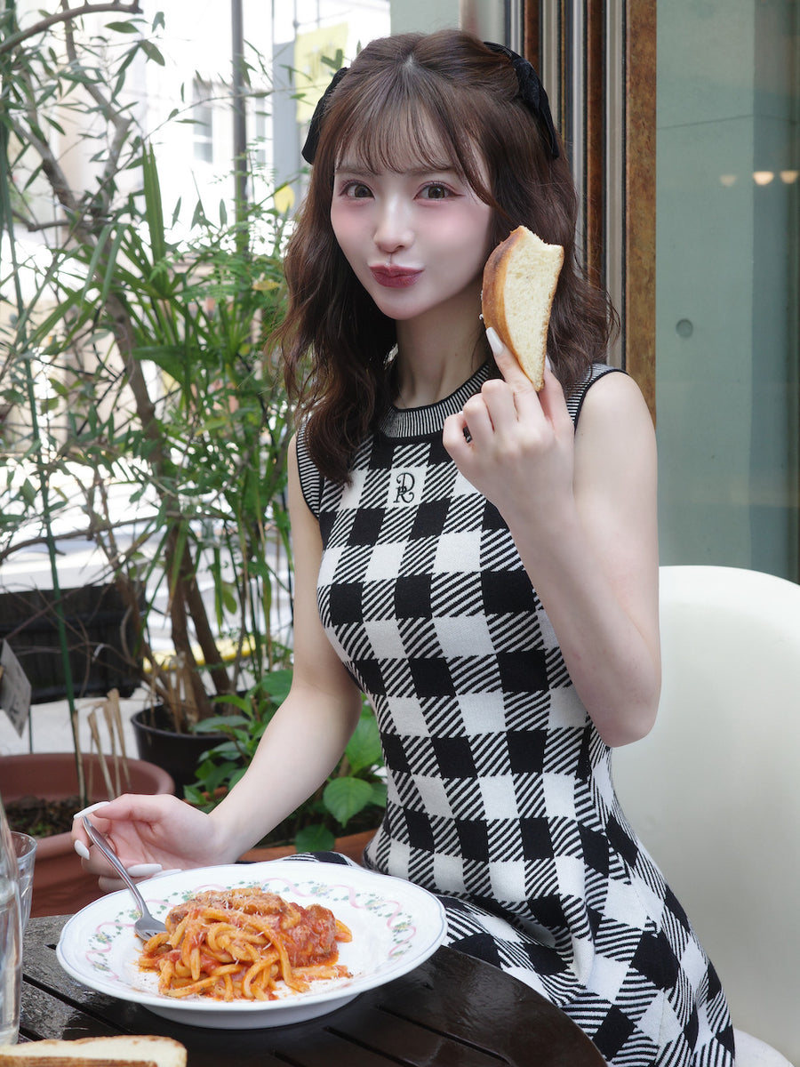 モデル：158cm（着用サイズ：FREE　着用カラー：BLK）