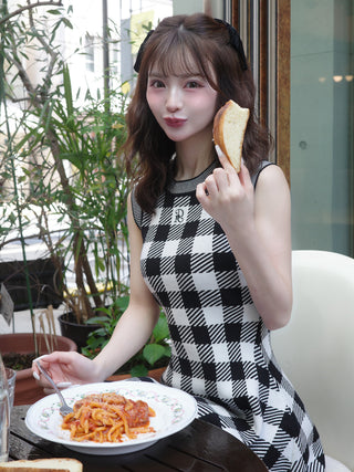 モデル：158cm（着用サイズ：FREE　着用カラー：BLK）