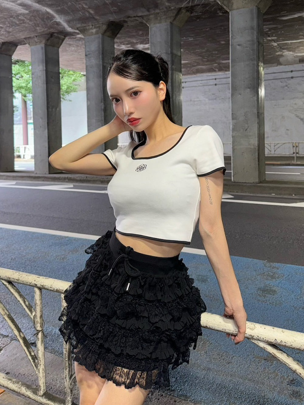 カメリアモチーフTシャツ