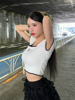 モデル：155cm（着用サイズ：FREE　着用カラー：BLK）