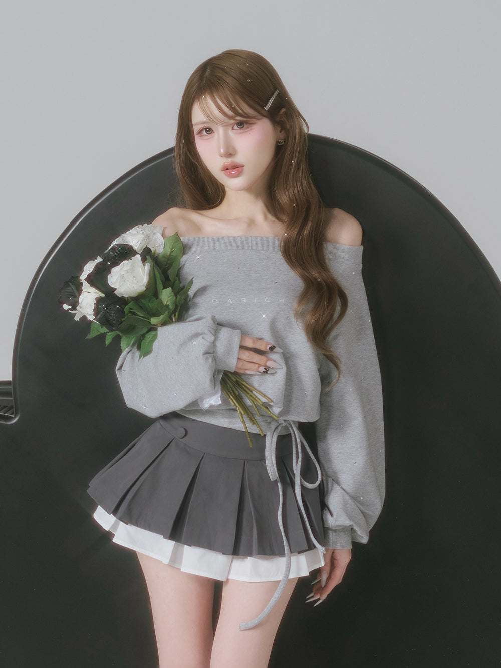 ダーリッチ darich ウエストデザインビジューオフショルダートップス WHT ウエストデザインビジューオフショルダートップス（スウェット