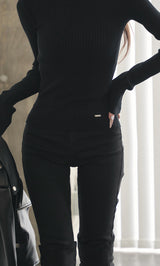 モデル：165cm（着用サイズ：FREE　着用カラー：BLK）
