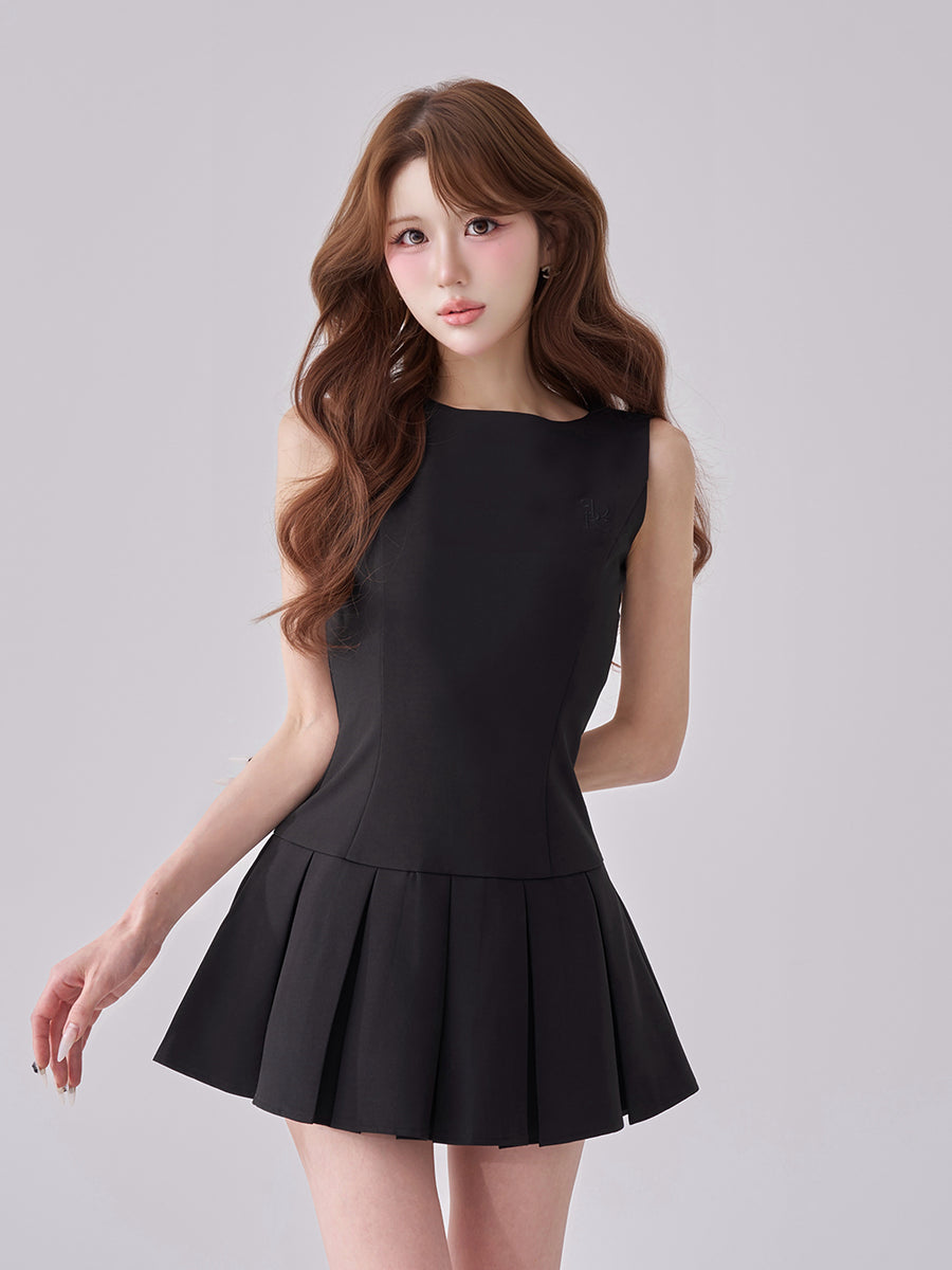 モデル：165cm（着用サイズ：FREE　着用カラー：BLK）