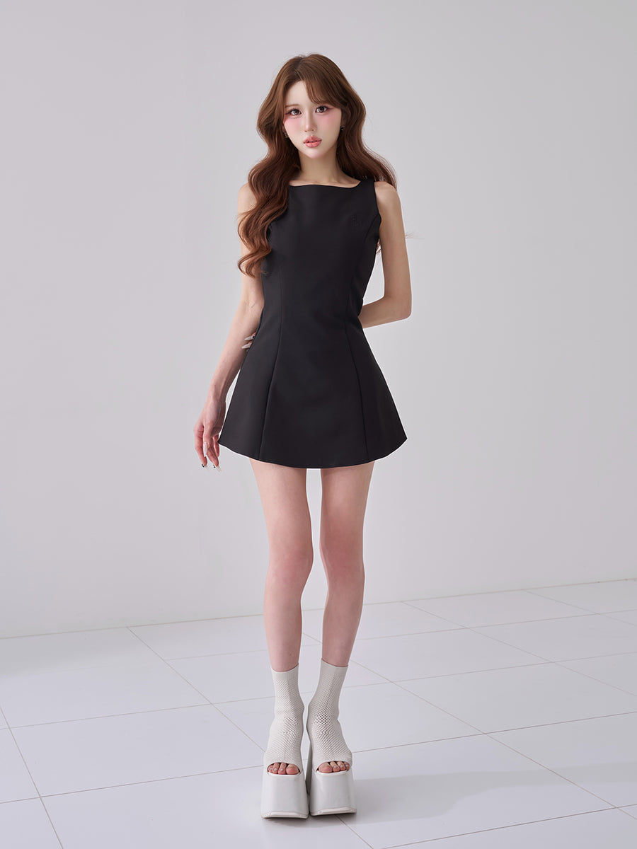 モデル：165cm（着用サイズ：FREE　着用カラー：BLK）