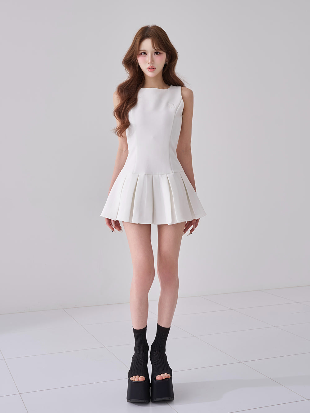 新品タグ付き ダーリッチ 美シルエットプリーツミニワンピース ホワイト fl 美シルエットプリーツミニワンピース – Darich