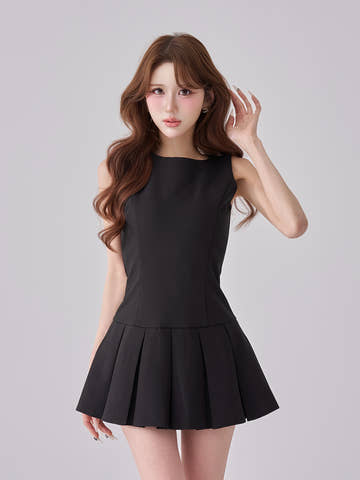 モデル：165cm（着用サイズ：FREE　着用カラー：BLK）