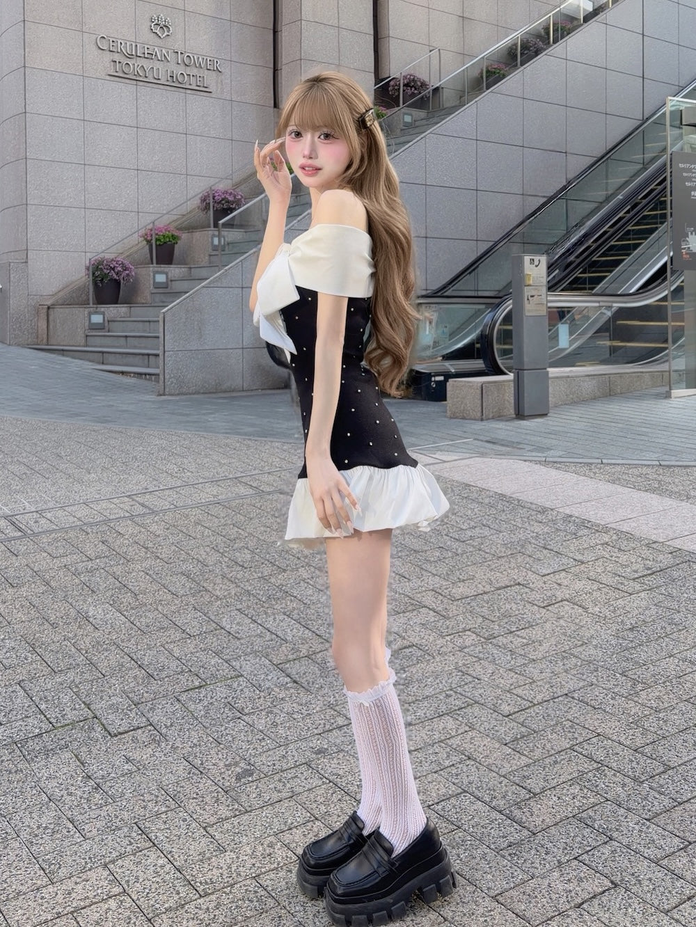 パールビジューオフショルフリルニットミニワンピース