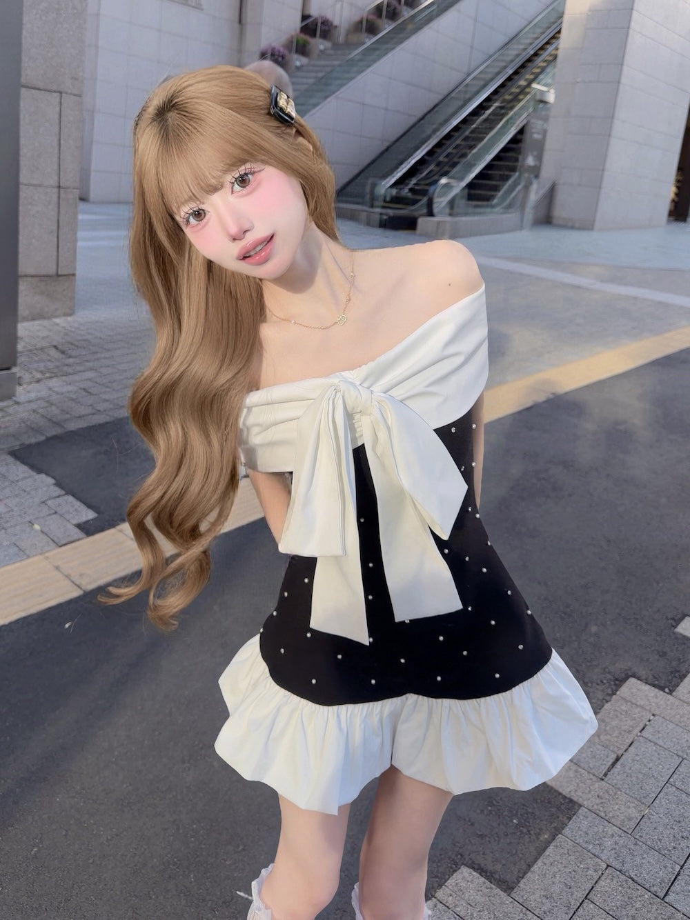 パールビジューオフショルフリルニットミニワンピース