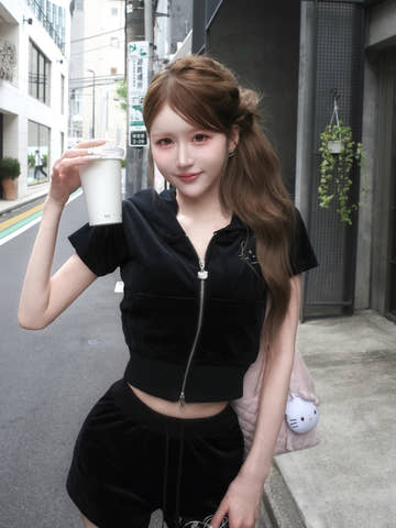 モデル：165cm（着用サイズ：FREE　着用カラー：BLK）