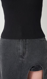 モデル：159cm（着用サイズ：FREE　着用カラー：BLK）
