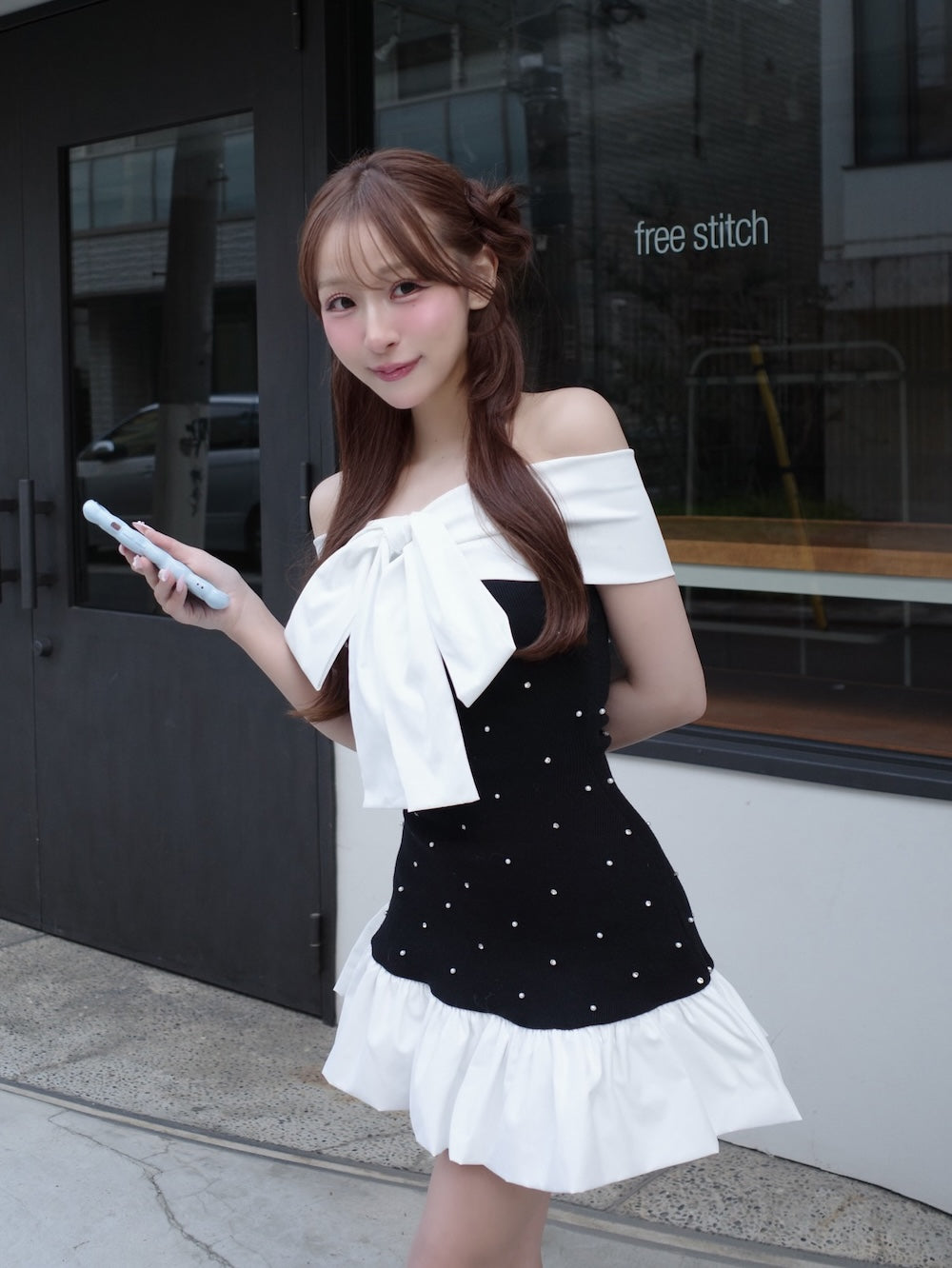 パールビジューオフショルフリルニットミニワンピース