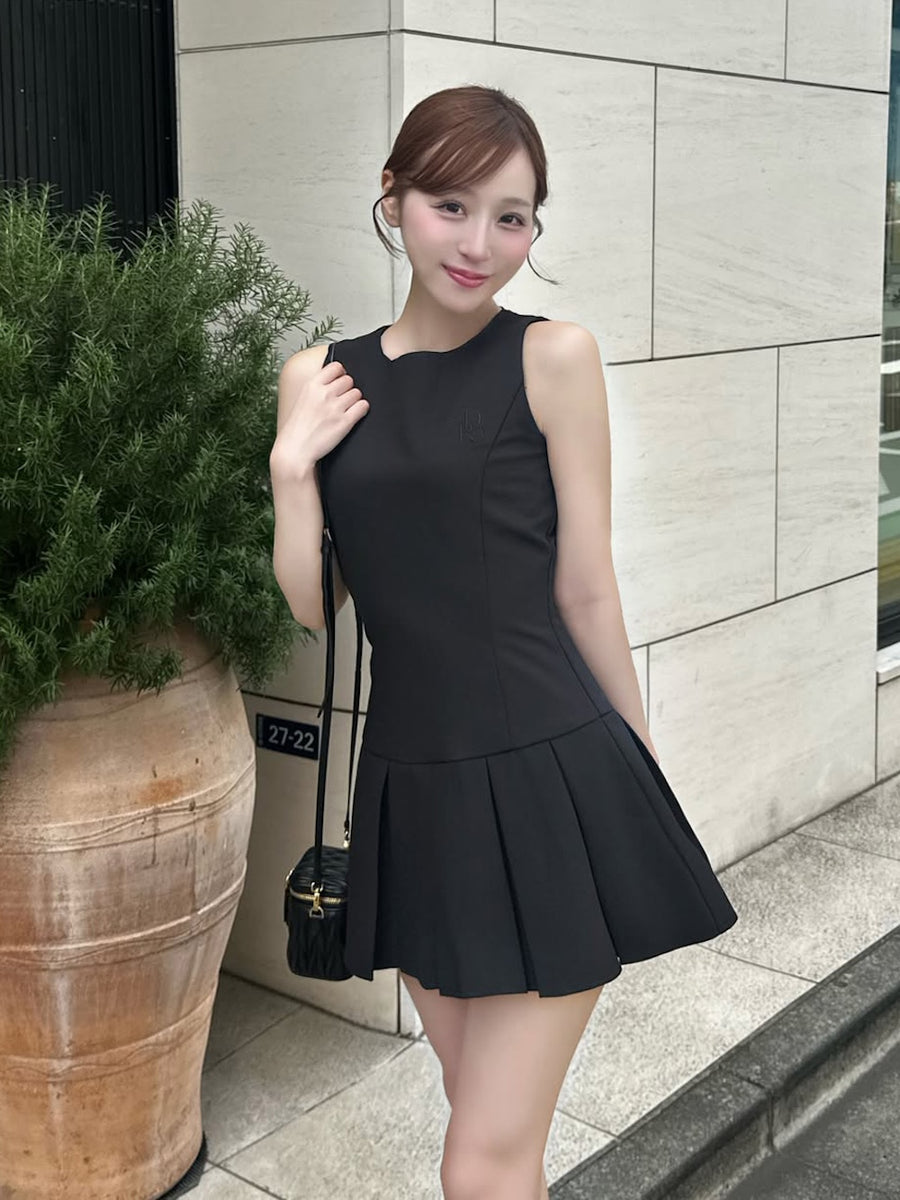 モデル：156cm（着用サイズ：FREE　着用カラー：BLK）
