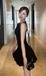 モデル：156cm（着用サイズ：FREE　着用カラー：BLK）
