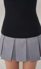 モデル：156cm（着用サイズ：FREE　着用カラー：BLK）